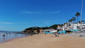 Acesso às águas da praia dos Olhos d’Água está proibido