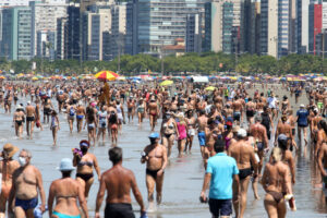 Treze praias estão impróprias para banho no litoral paulista segundo a Cetesb