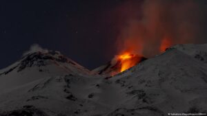 Erupção do Etna gera alerta da Defesa Civil na Itália – DW – 28/12/2025