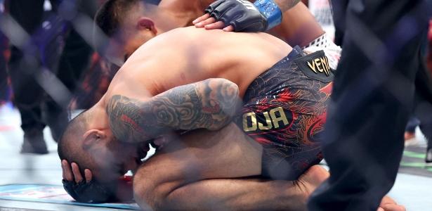 Pantoja é consolado por Joshua Van após perder cinturão do peso-mosca