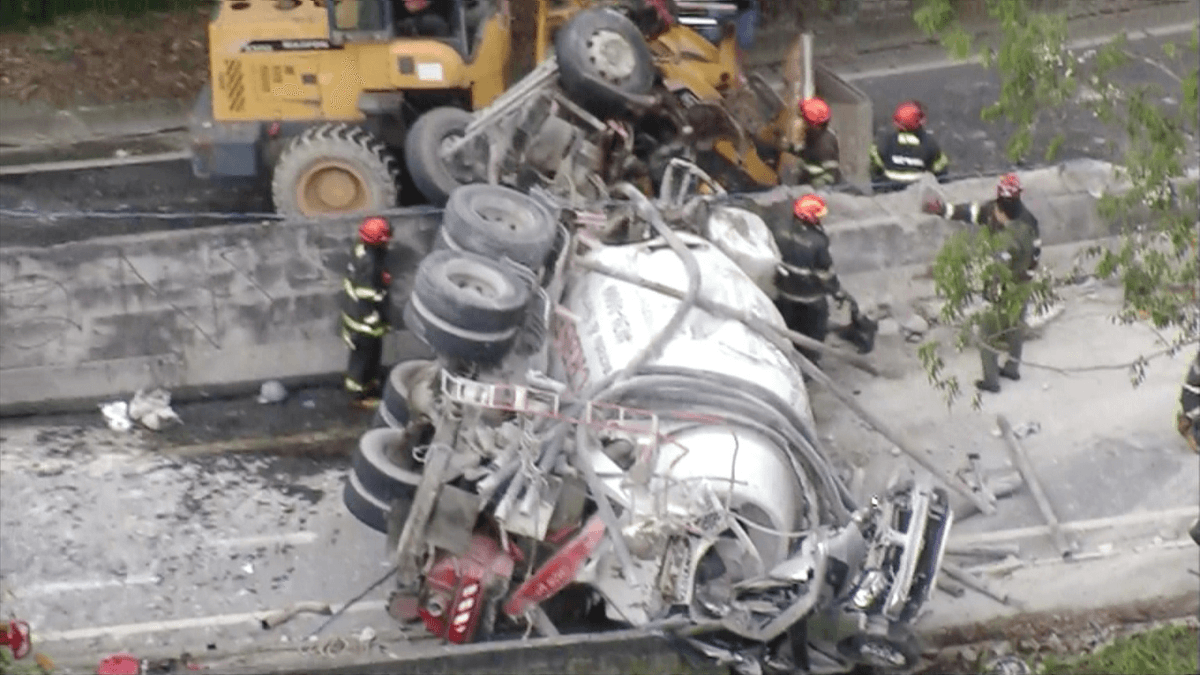 Acidente com caminhão betoneira deixa dois mortos na Grande SP - Band