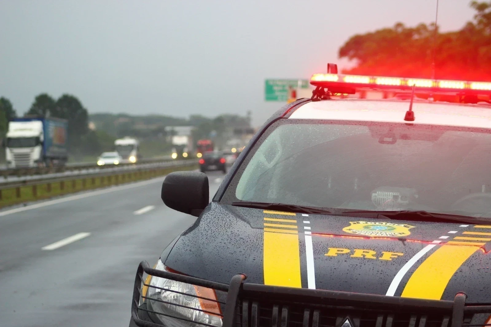 Acidente com carreta gera filas quilométricas e interdita Morro dos Cavalos - Engeplus