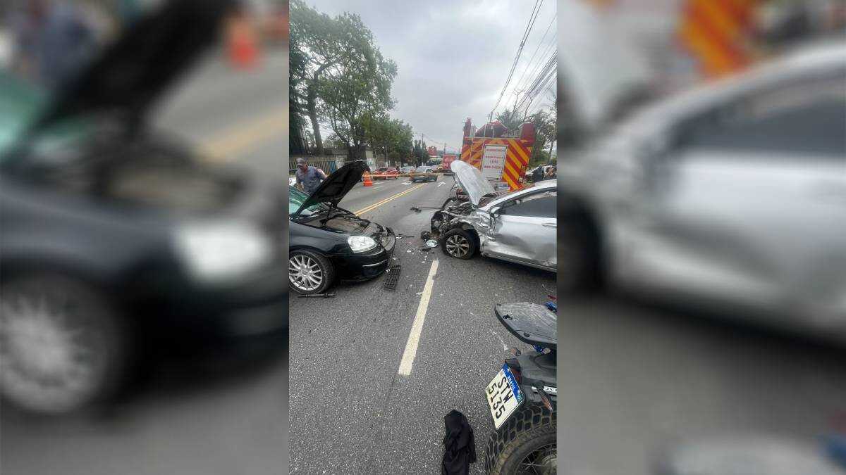 Acidente com carros e motos paralisa estrada e deixa feridos
