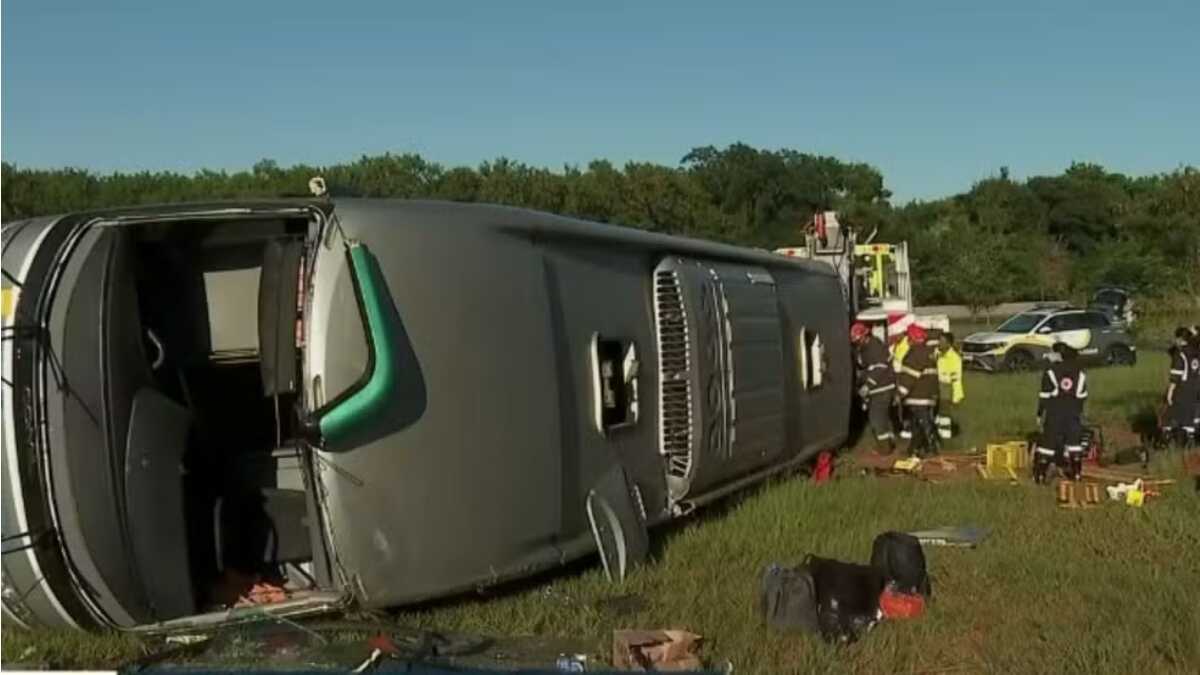 Acidente com ônibus deixa dois mortos e 41 feridos no interior de SP; VÍDEO