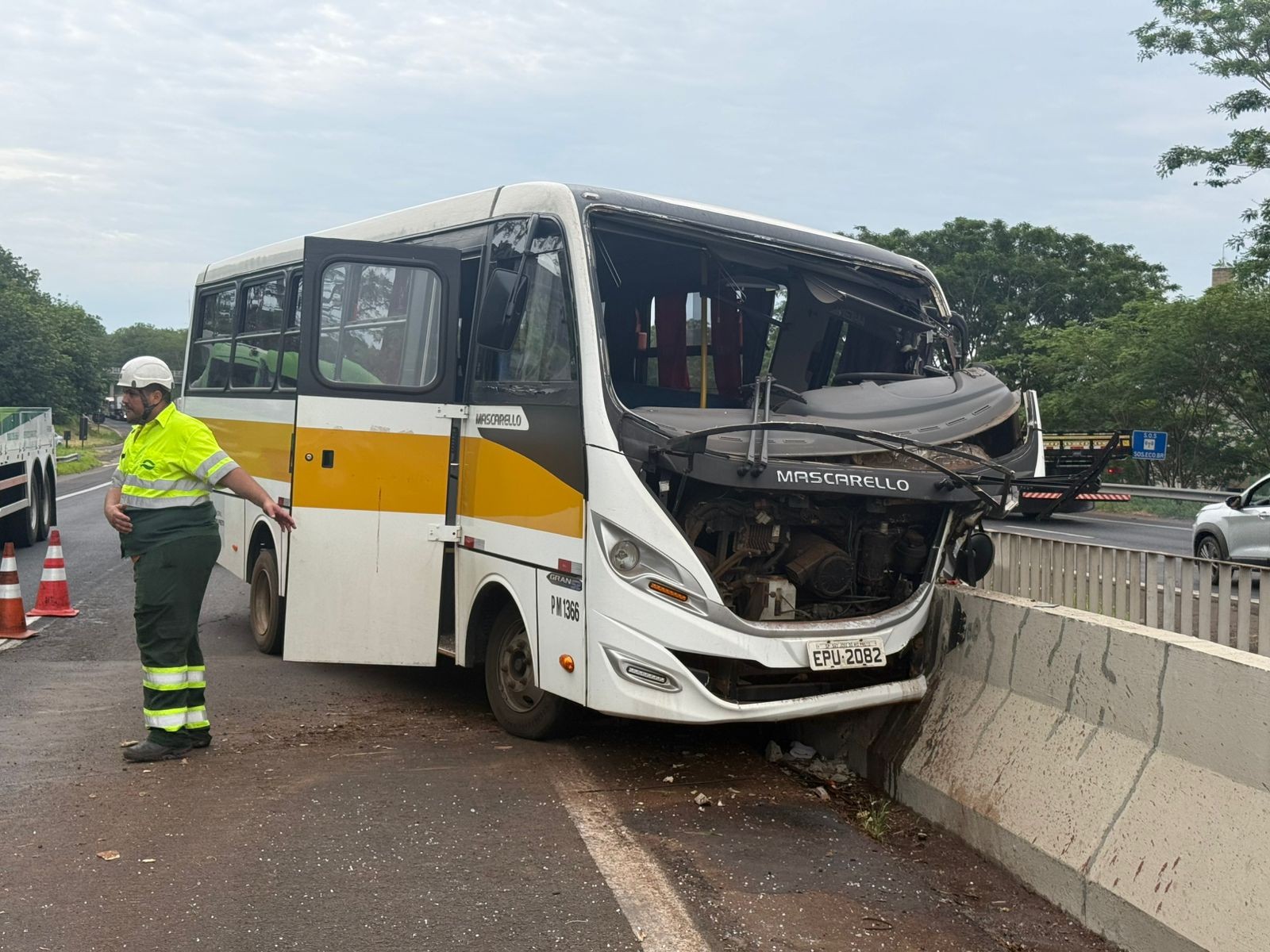 Acidente com ônibus escolar deixa feridos em rodovia em Rio Preto - G1 - Globo