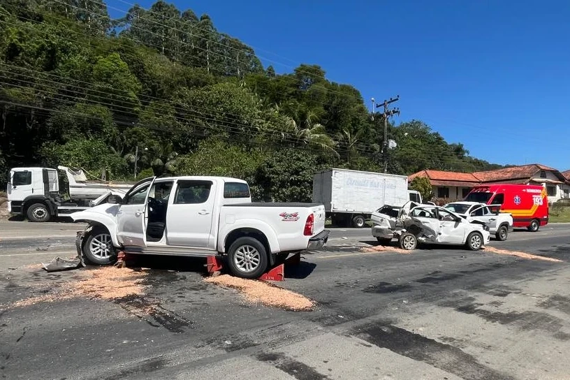 Acidente com quatro carros em rodovia estadual deixa duas pessoas feridas - Engeplus