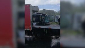Acidente com três caminhões bloqueia totalmente a BR-101 na Grande Florianópolis