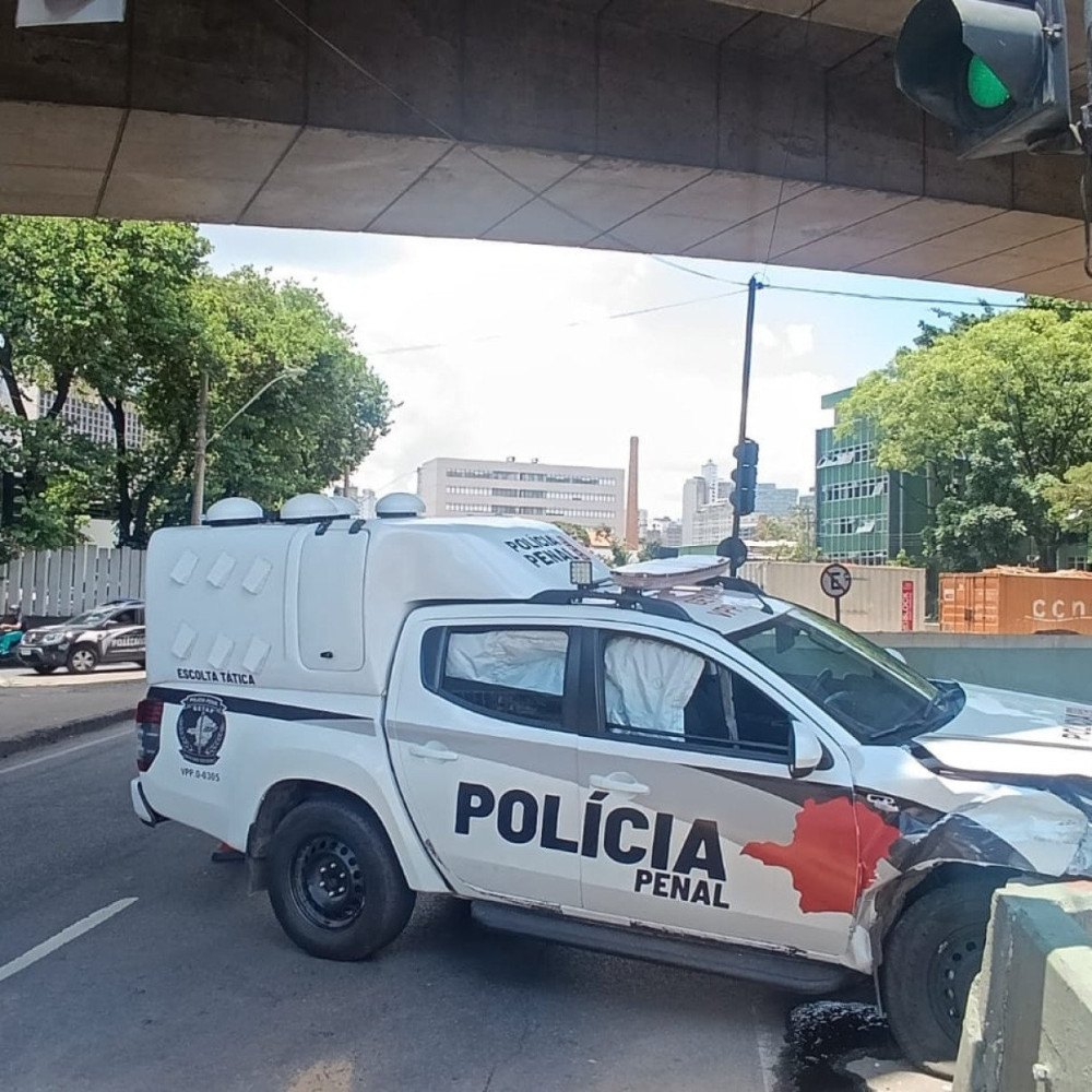 Acidente com viatura da Polícia Penal deixa trânsito lento no Centro de BH - Estado de Minas