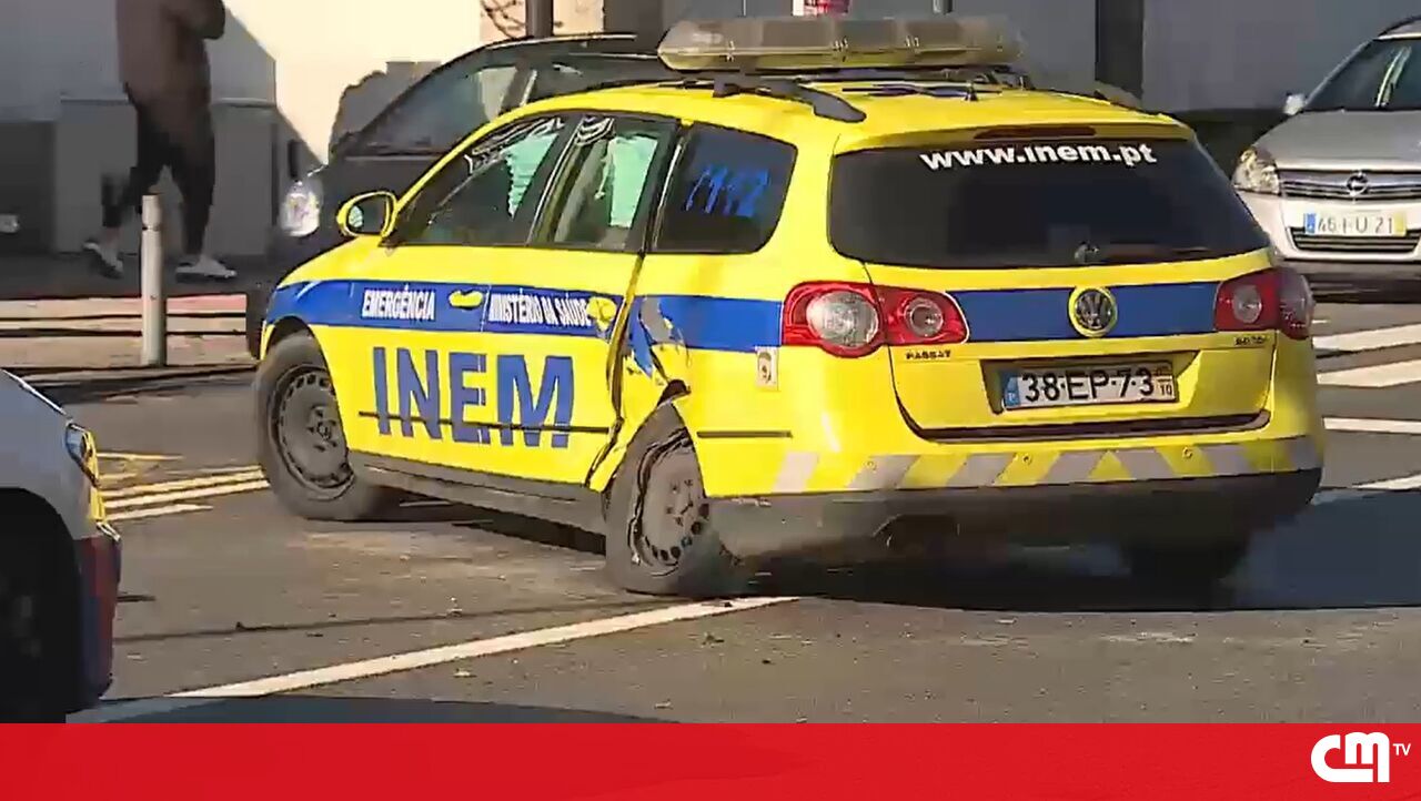 Acidente destrói VMER em frente ao hospital de Vila Nova de Gaia - Vídeos