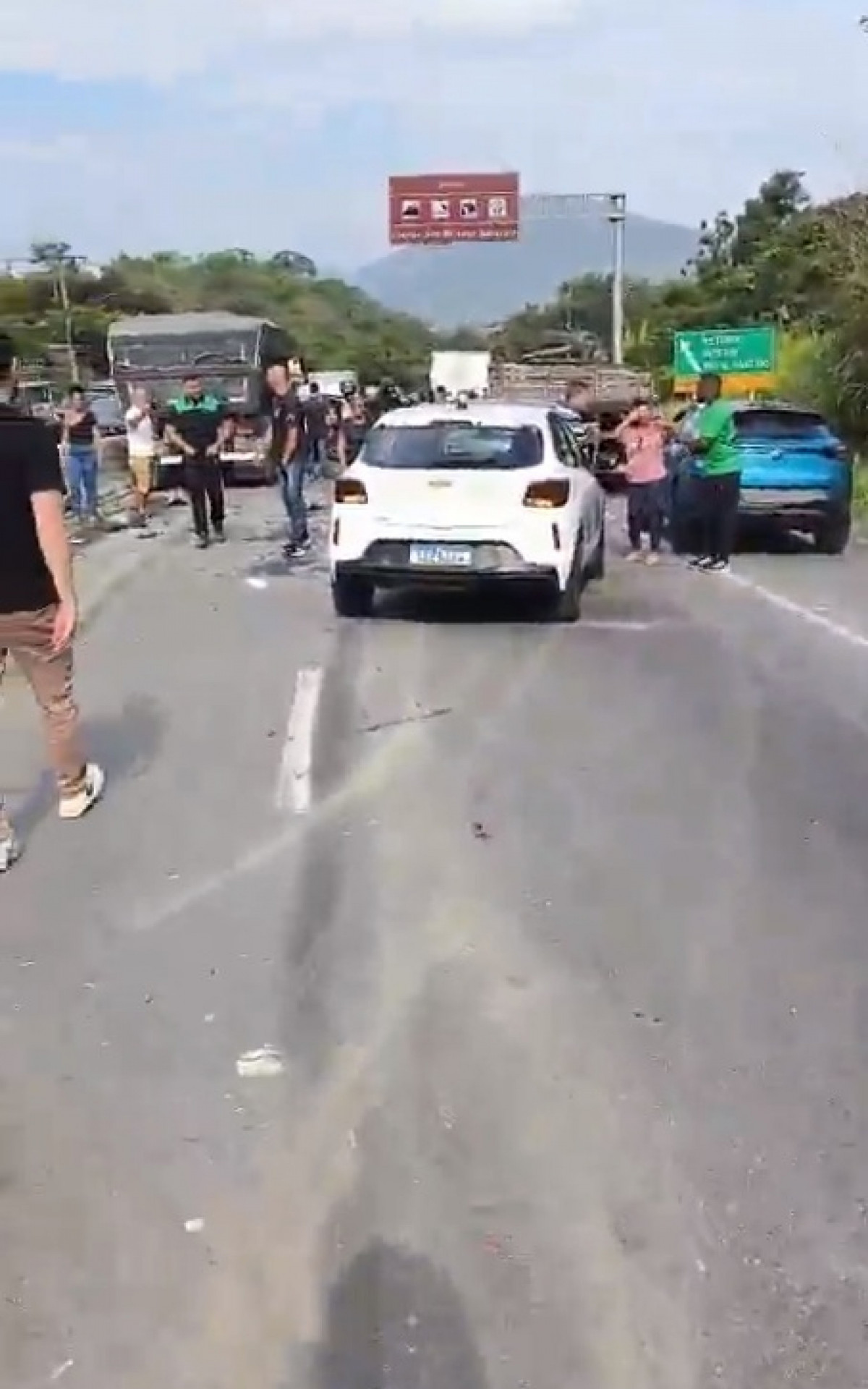 Acidente entre caminhão e mais de 10 carros interdita a RJ-106, em Maricá | Rio de Janeiro