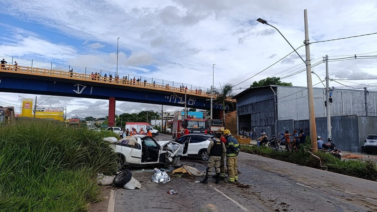 Acidente entre carros deixa pessoa morta na Via Expressa, na Grande BH