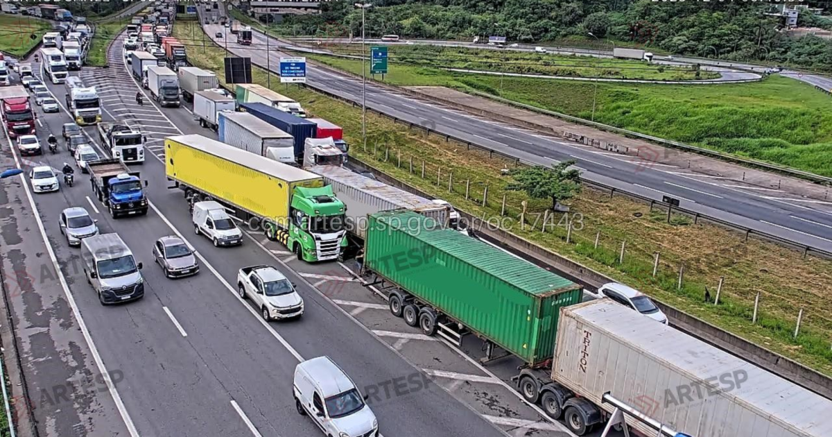 Acidente entre cinco carretas bloqueia faixas do Rodoanel em SP