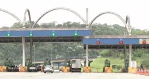 Acidente entre duas carretas interdita pista de subida da Serra de Petrópolis