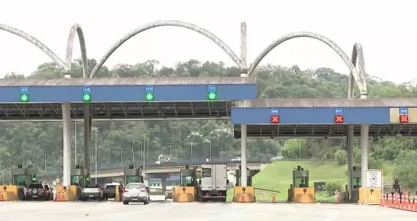 Acidente entre duas carretas interdita pista de subida da Serra de Petrópolis