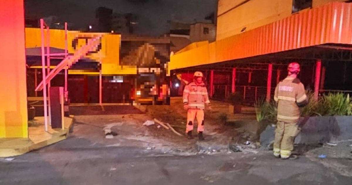 Acidente entre ônibus de turismo e dois carros deixa 14 feridos