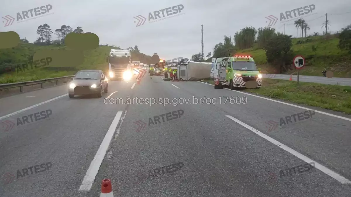 Acidente entre ônibus e caminhão interdita rodovia de acesso a SP
