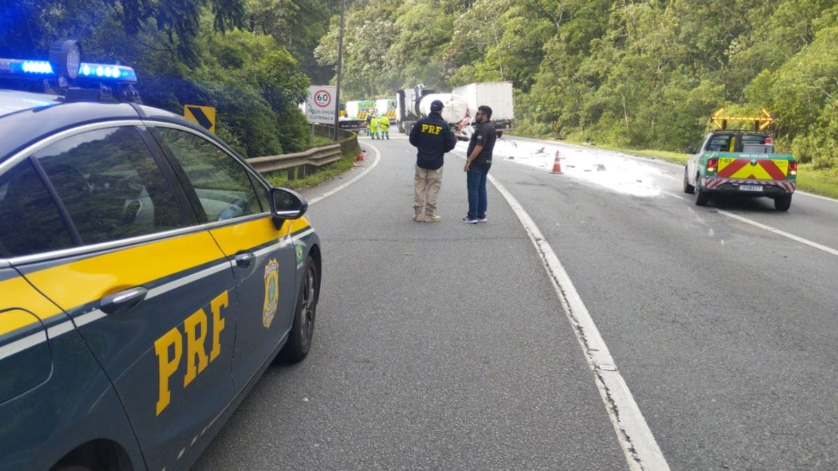 Acidente entre três caminhões deixa um motorista morto na BR-376