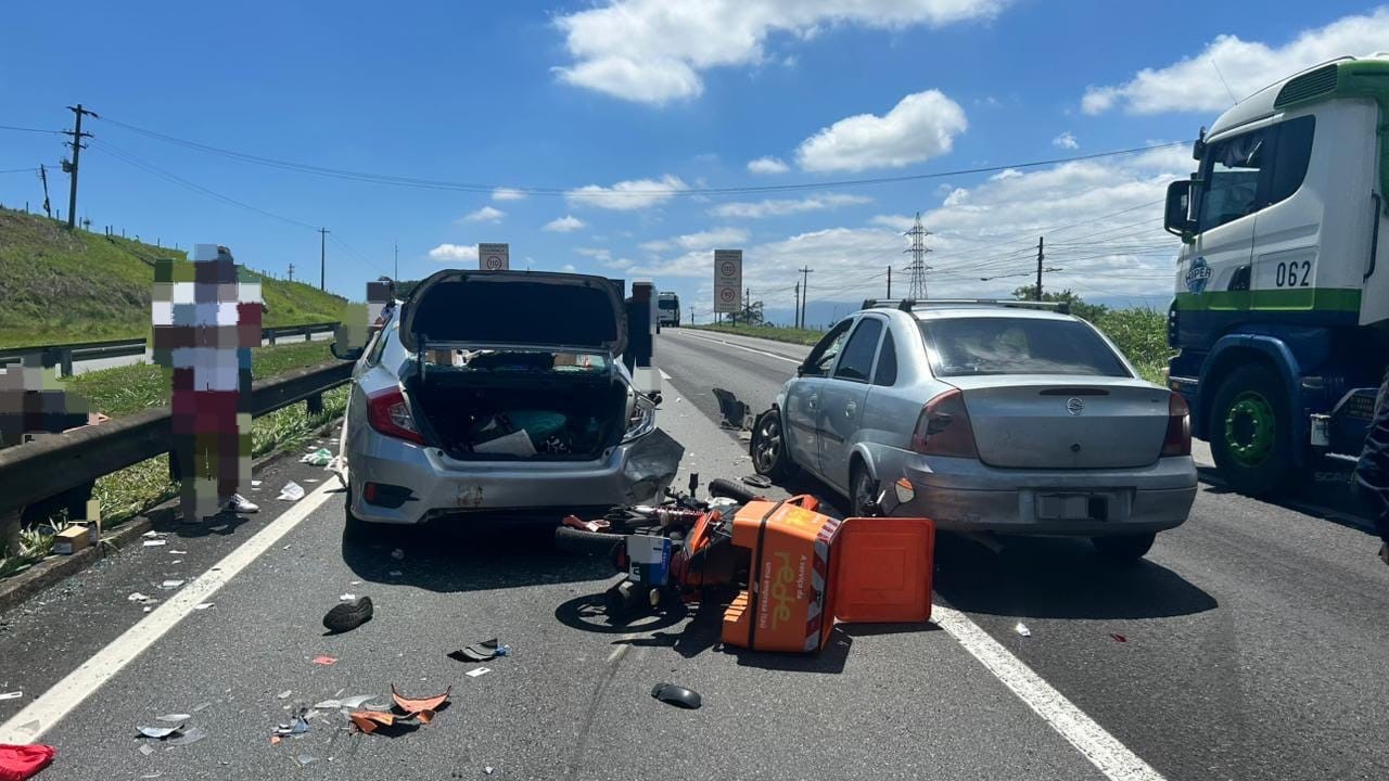 Acidente entre três carros e moto deixa uma pessoa ferida na Via Dutra, em Resende