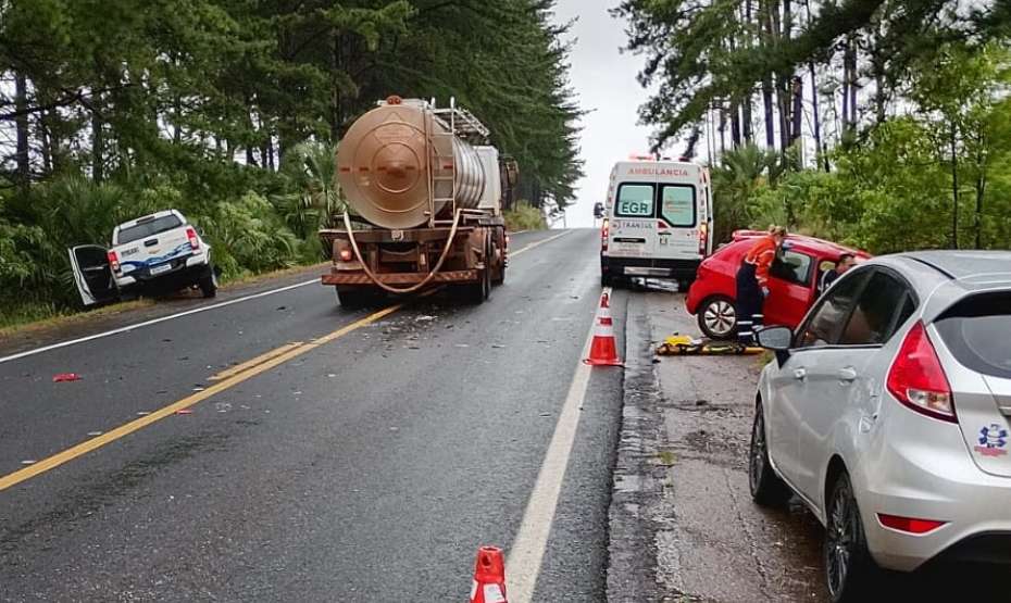 Acidente envolve três veículos (um de Tapejara) e deixa quatro feridos na RS-135 em Coxilha