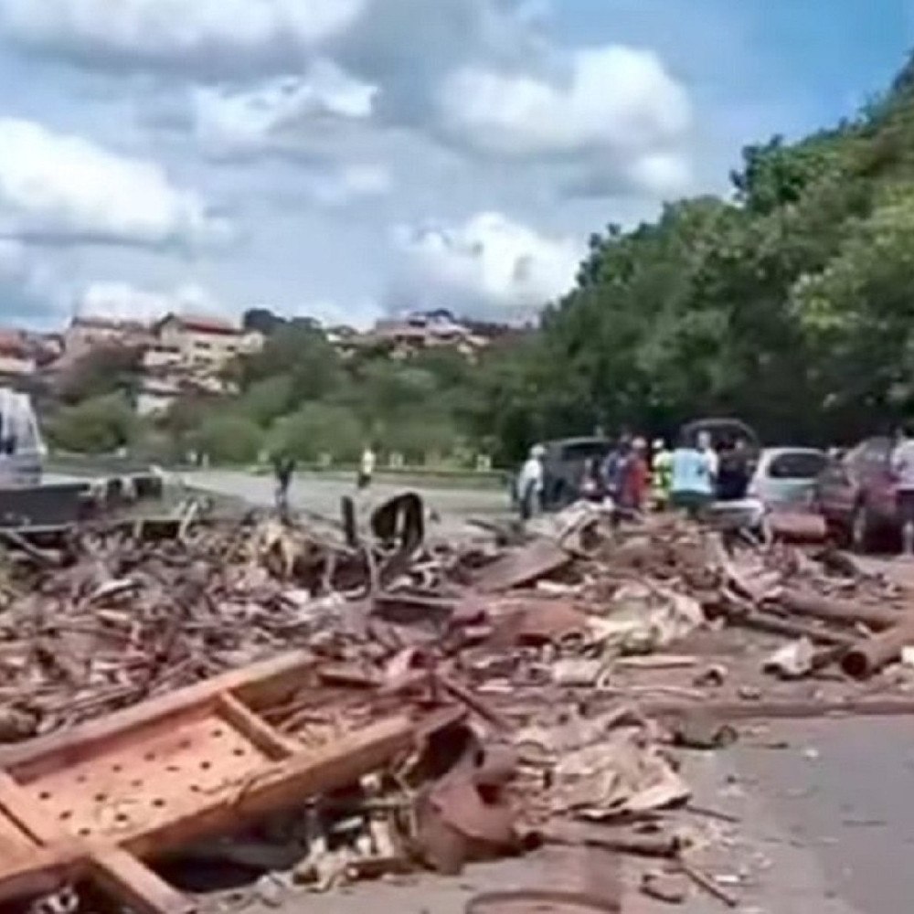 Acidente envolvendo caminhão interdita a rodovia Fernão Dias - Estado de Minas