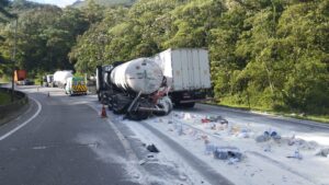 Acidente grave com duas carretas e caminhão bloqueia a BR-376 no PR