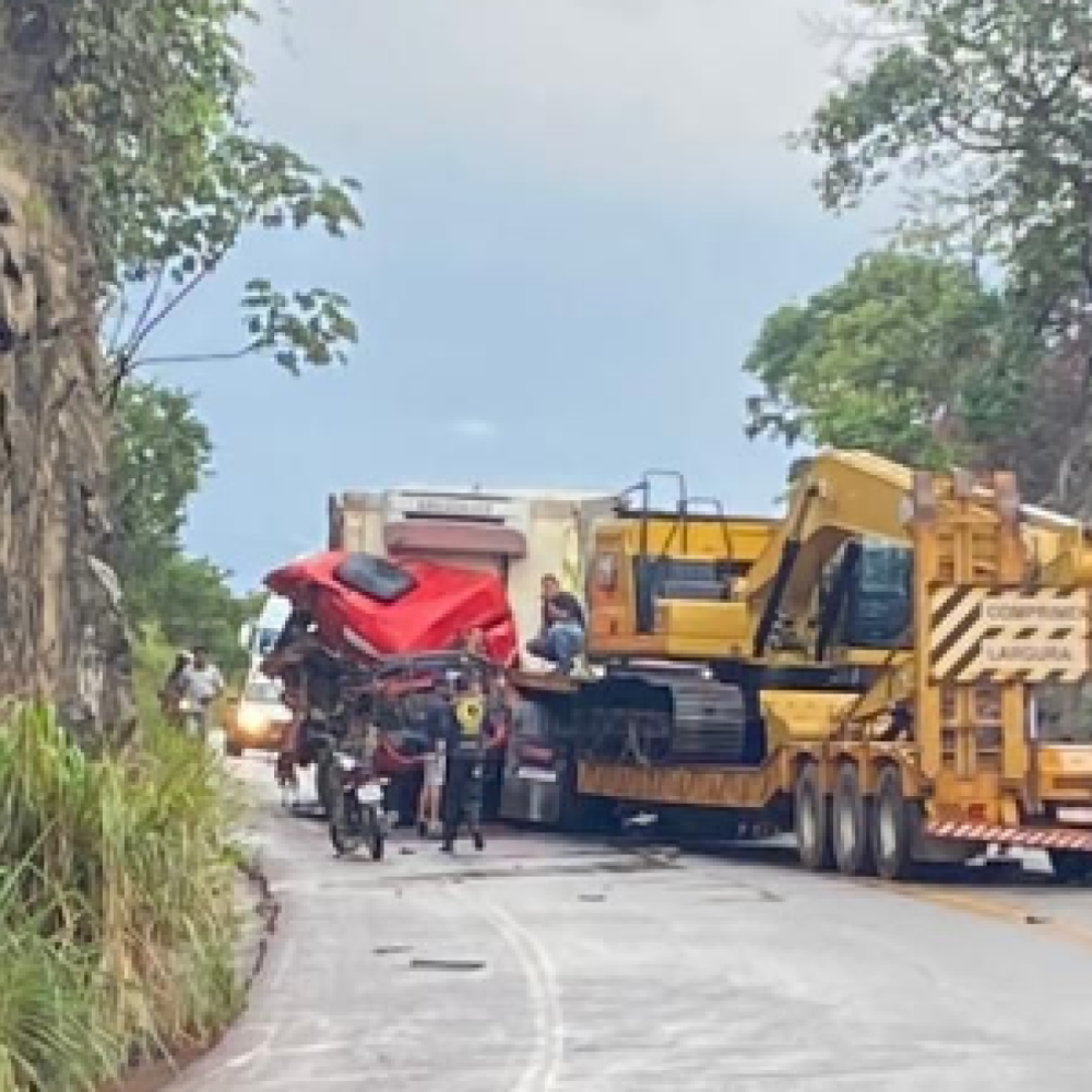 Acidente grave entre carretas interdita BR-381 na Grande BH