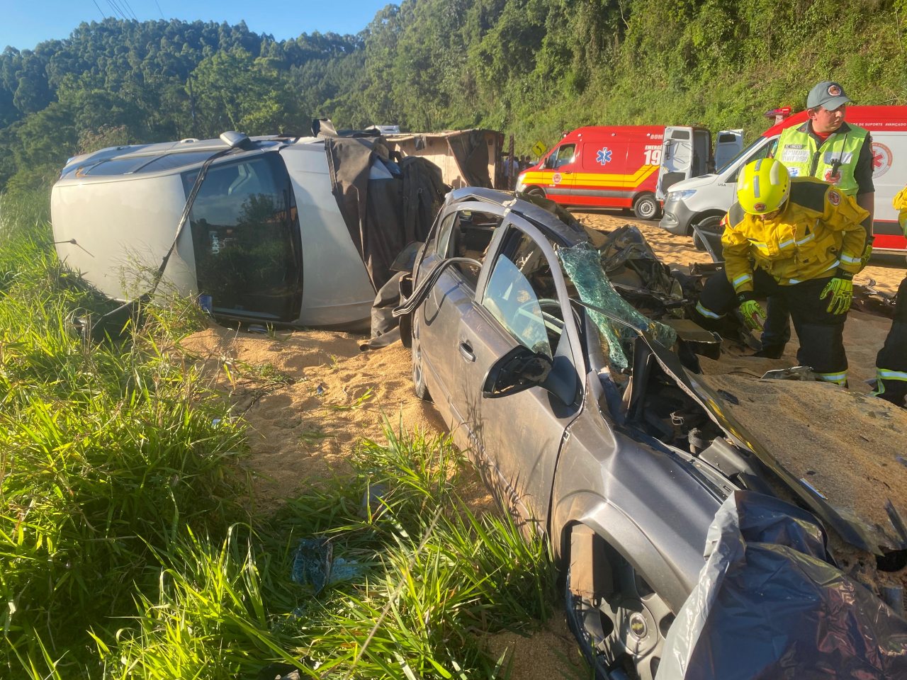Acidente grave na BR-282 deixa dois mortos e envolve três veículos e uma carreta