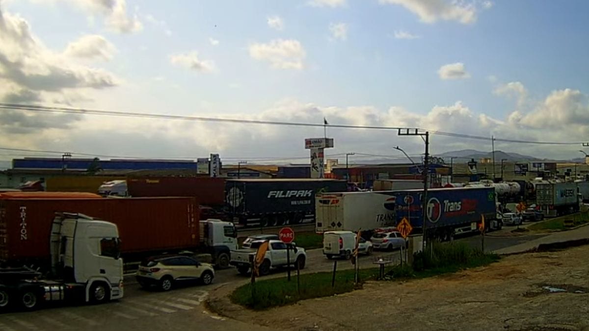 Acidente na BR-101 em Itajaí mata motociclista e forma filas de 13 quilômetros