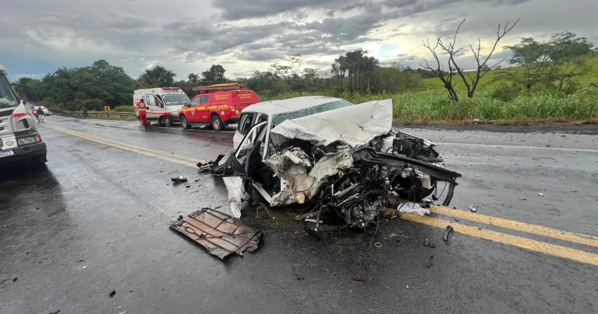 Acidente na BR-153 deixa dois mortos em Prata; criança de 3 anos está entre as vítimas