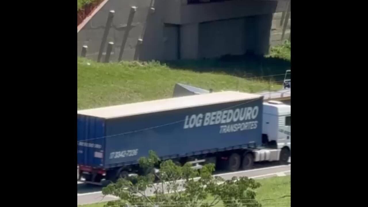 Acidente na Dutra em Taubaté: Carreta Destombada! - G1 - Globo
