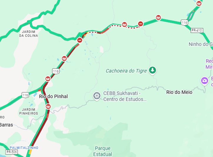 Um acidente na BR-116, Rodovia Régis Bittencourt, bloqueia a pista sentido São Paulo e gera congestionamentos a quem passa no trecho entre Quatro Barras e Campina Grande do Sul na tarde deste domingo (14).