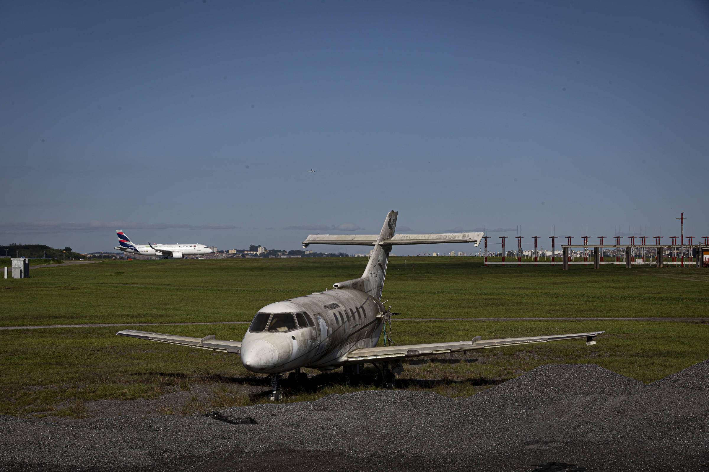 Avião com Aécio que sofreu acidente segue em aeroporto - 10/12/2025 - Cotidiano