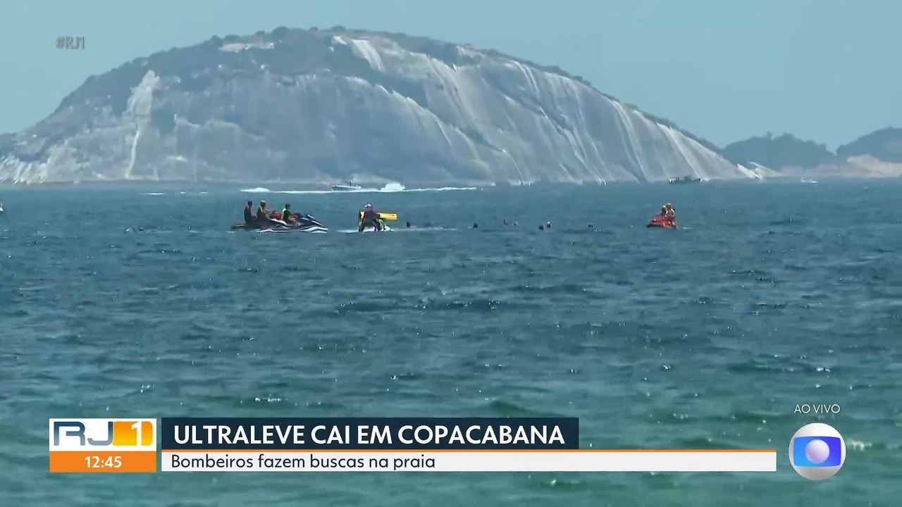 Avião de publicidade cai no mar em Copacabana - G1