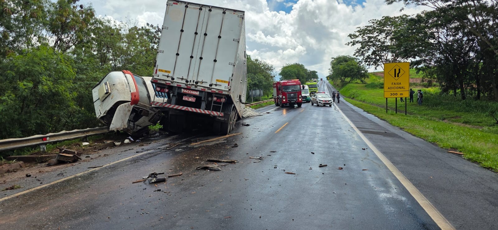 Duas pessoas morrem em acidente entre caminhão e carreta na SP-351 - G1