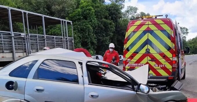 Grave acidente entre caminhão e automóvel deixa uma vítima fatal na BR-153 - Radio Rural