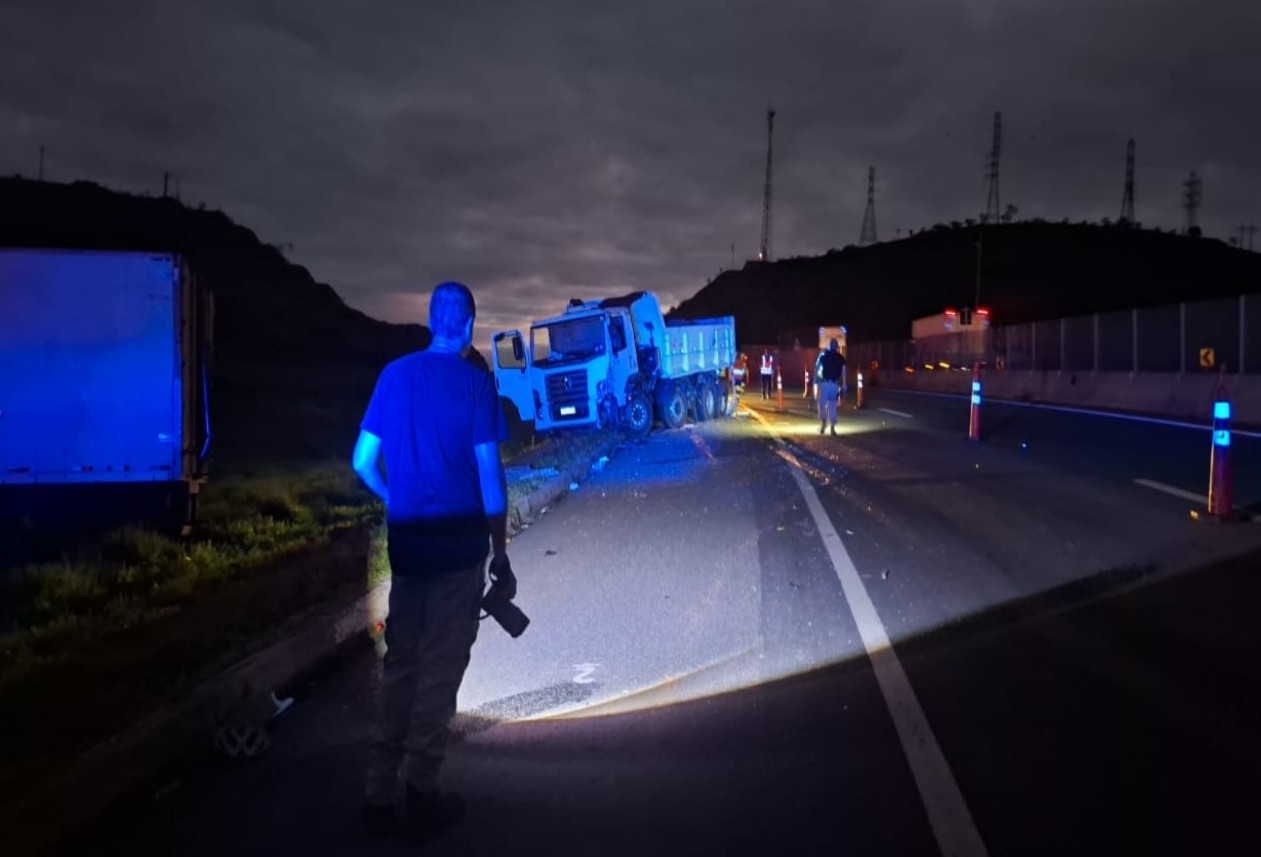 Homem morre em acidente entre caminhões na Dutra, em Cruzeiro