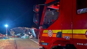 Imagens mostram a colisão entre micro-ônibus e caminhão na BR-386; pelo menos cinco pessoas morreram