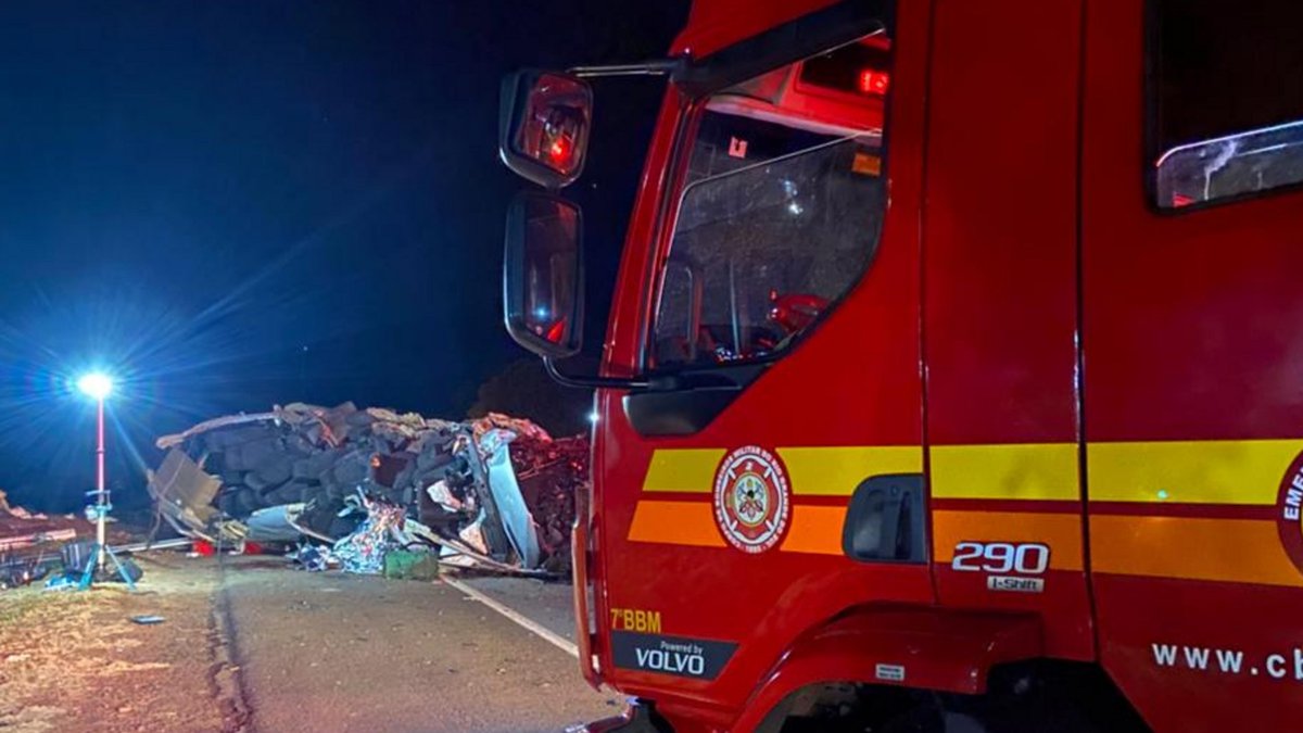 Imagens mostram a colisão entre micro-ônibus e caminhão na BR-386; pelo menos cinco pessoas morreram