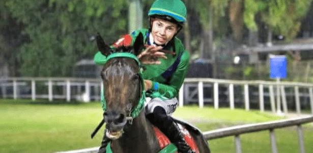 O jóquei Joaquim Pavoski Dapper (J. Pavoski) sofreu um acidente durante uma prova no Hipódromo da Gávea e morreu