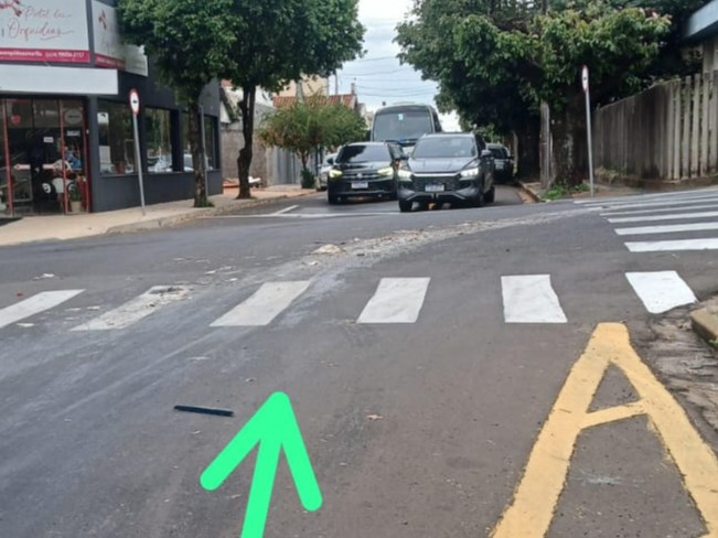 Jovem sofre acidente em rua com lixo espalhado e alerta motociclistas em Marília • Marília Notícia