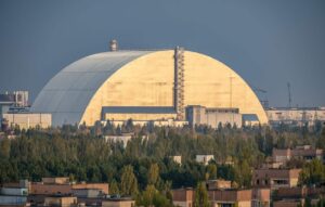 Alerta em Chernobyl: a cúpula que contém o vazamento de radiação foi danificada por drones e já não protege contra a contaminação