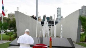 Papa reza em silêncio no porto de Beirute por vítimas da explosão de agosto de 2020