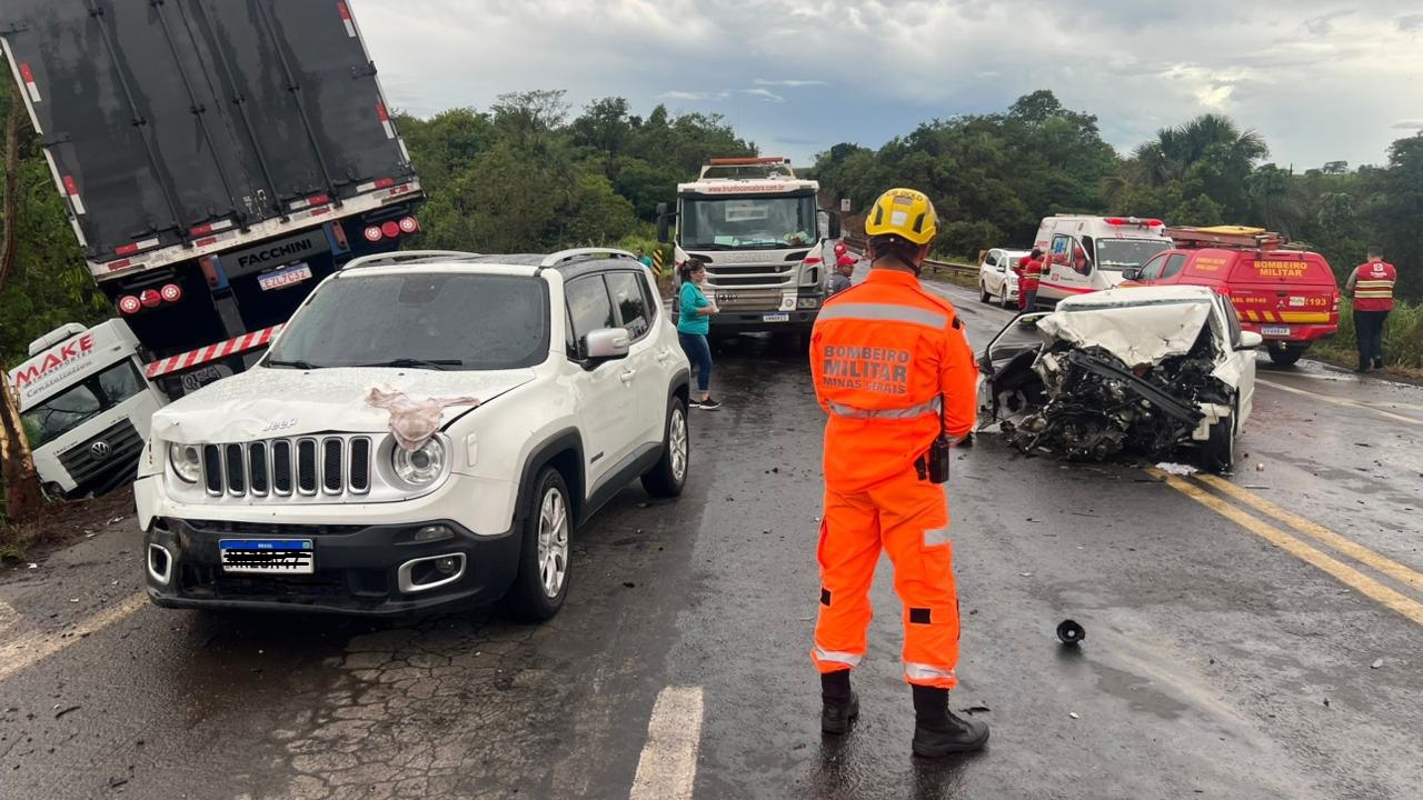 Mãe e filho de 3 anos morrem em acidente que deixou sete feridos