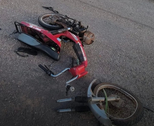 Motocicleta fica destruída e ocupantes gravemente feridos em acidente