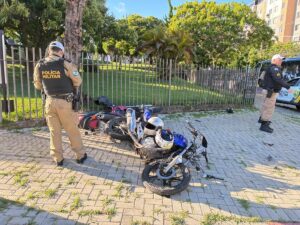 Motociclistas ficam em estado grave após acidente no Capão Raso