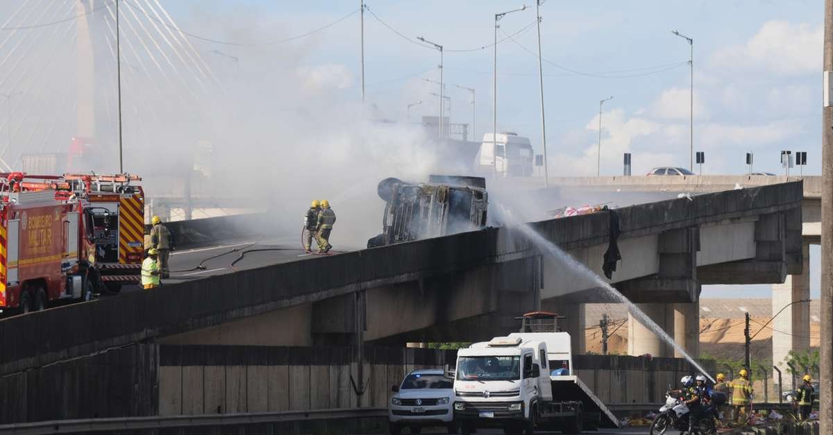 Motorista morre após caminhão tombar e explodir no acesso a Porto Alegre