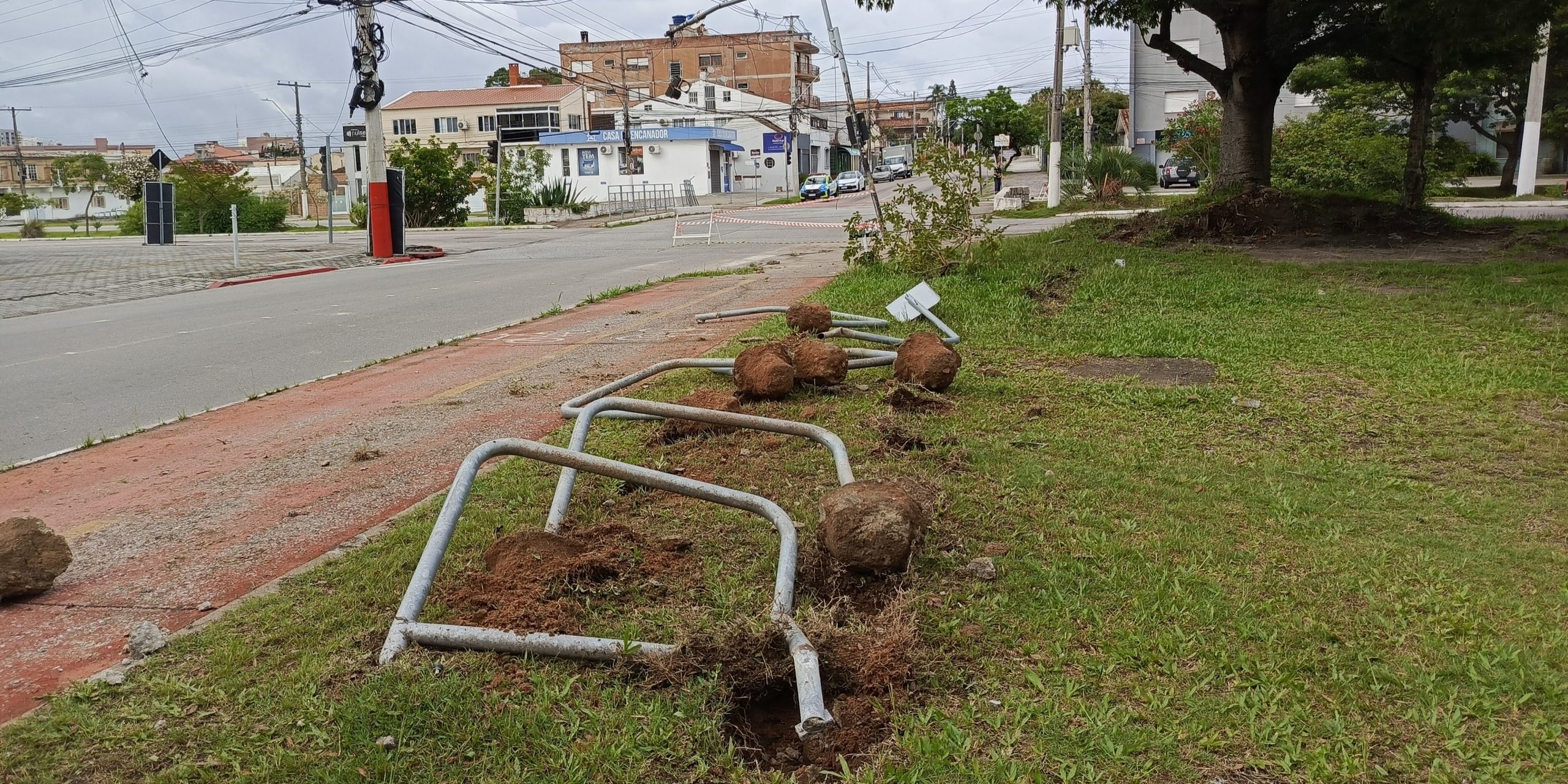 Motorista morre após colidir com poste de semáforo em Pelotas