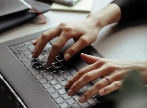 Pesquisa indica alta incidência de violência digital contra mulheres