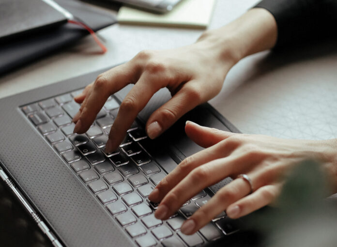 Pesquisa indica alta incidência de violência digital contra mulheres