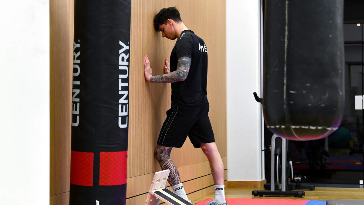 Em vez de dar voltas rápidas na piscina, Julien Henx tem de trabalhar arduamente na reabilitação.